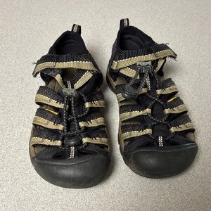Kids Black and Tan Adventure Sandals Keen size 3
